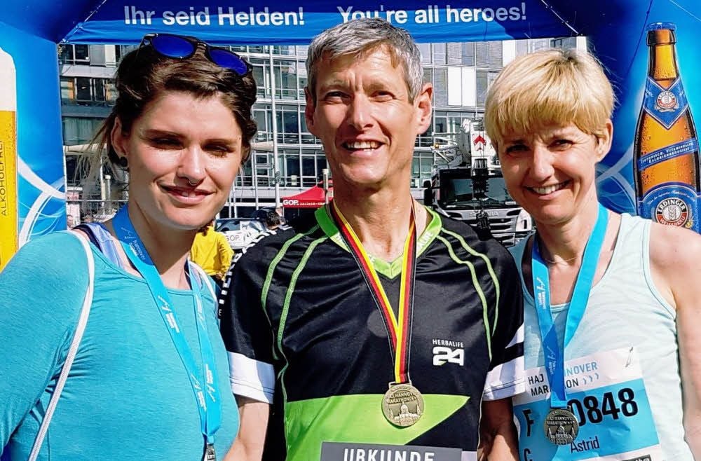 Mike Poch ist in Hannover Deutscher Meister im Halbmarathon geworden. Seine Frau Astrid (re.) begleitete ihn ab Kilometer zehn auf dem Fahrrad und lief anschließend noch die zehn Kilometer beim Hannover-Marathon. Auch Tochter Julia lief die zehn Kilometer aus Spaß mit.