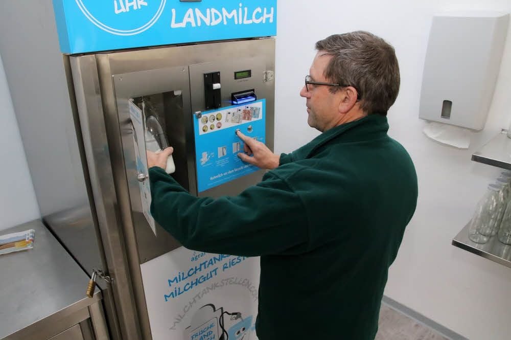 Rudi Schmiedmann holt sich an der neuen „Tankstelle“ der Agrargesellschaft in Riestedt einen Liter Rohmilch.