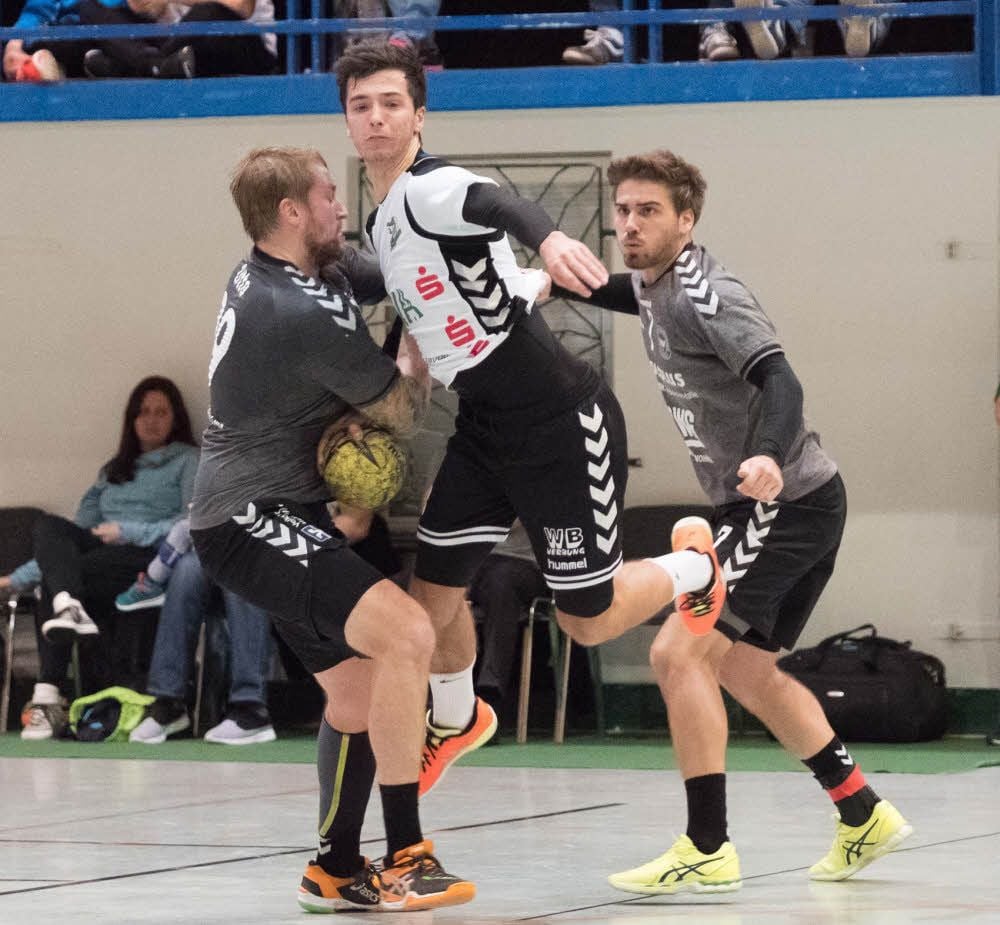 Sascha Berends unterlag mit dem HCA gegen den Ex-Ascherslebener Paul Otto (l.) und Halle.