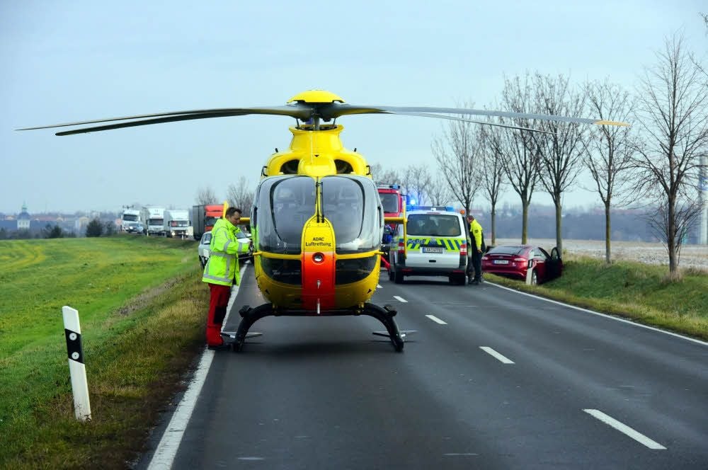 Dass die Polizei wie hier zwischen Weißenfels und Naumburg die Landung eines Helikopters absichert, ist offenbar keine Selbstverständlichkeit.
