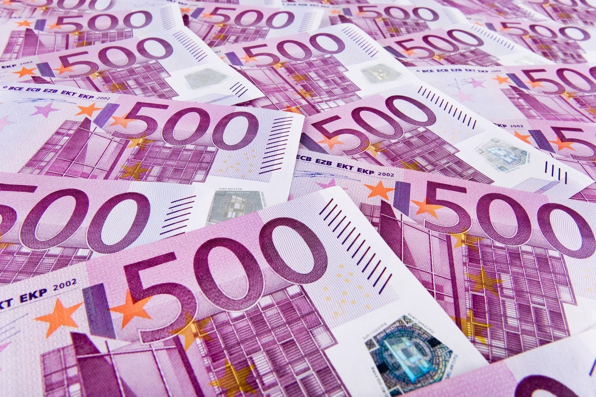 Bund und Land planen einen Sonderbonus für Pflegekräfte in der Corona-Krise über insgesamt jeweils 1.500 Euro.