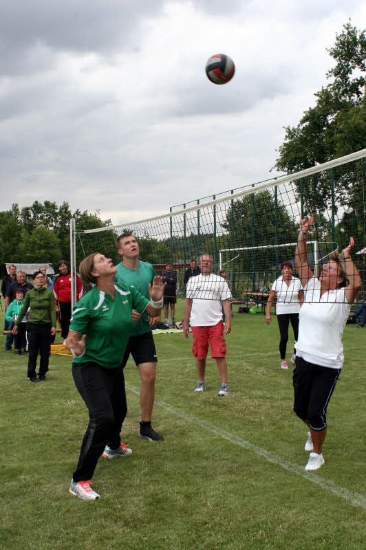 Sieben Volleyball-Teams, statt der acht angekündigten, trafen sich am Netz.
