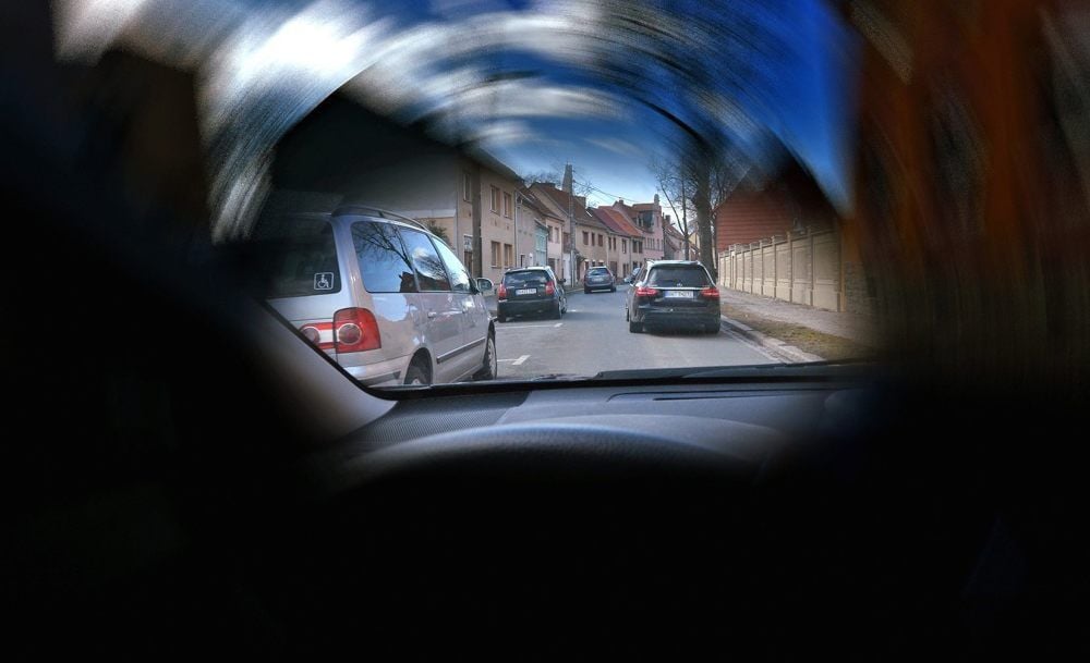 Sekundenschlaf ist mitunter Ursache für Unfälle. Ein 66-Jähriger fuhr gegen eine Leitplanke und meldete den Unfall nicht sofort.
