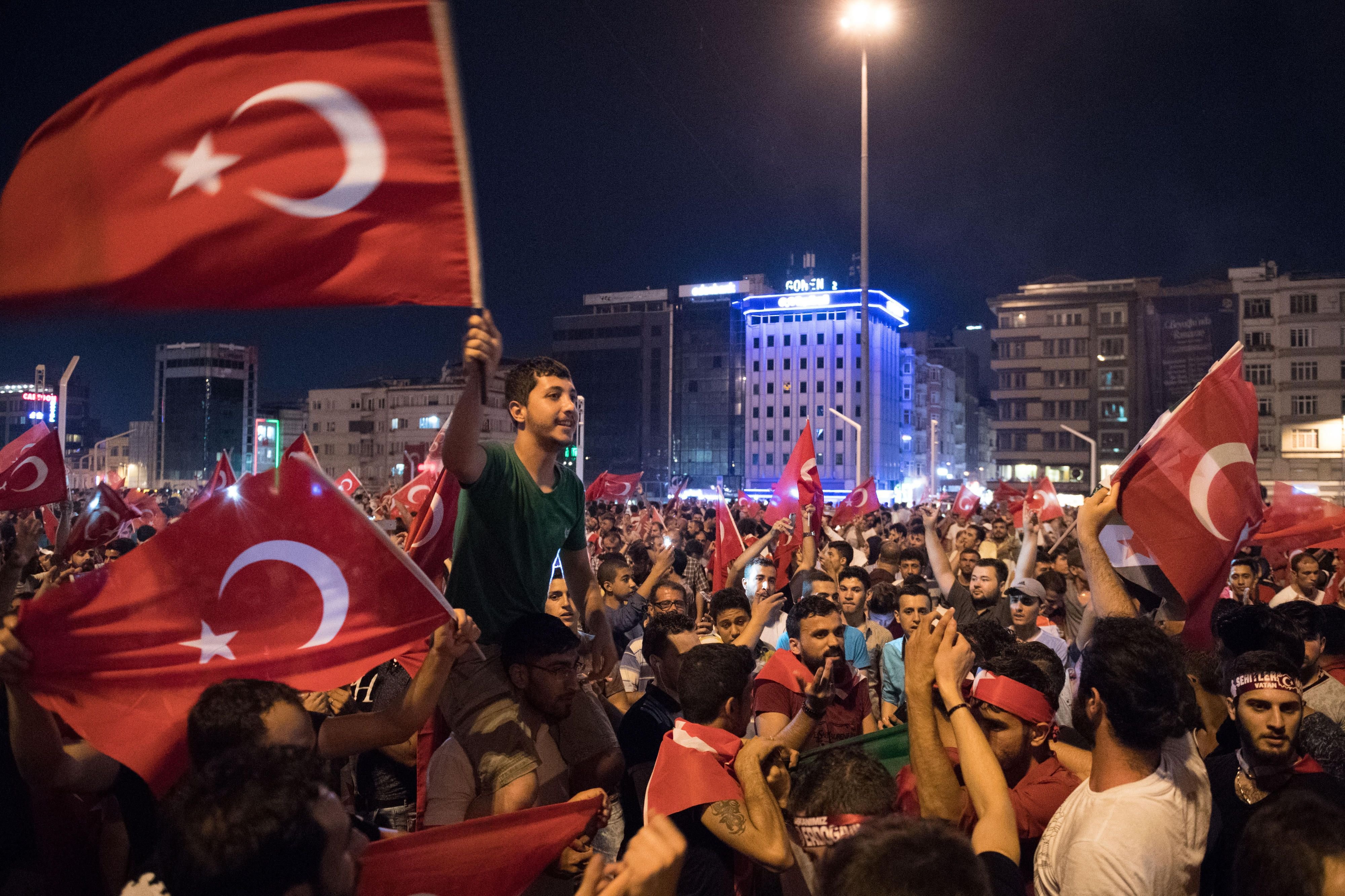 Nachdem der Putsch abgewendet wurde, feierten die Erdogan-Anhänger sich und ihren Präsidenten.