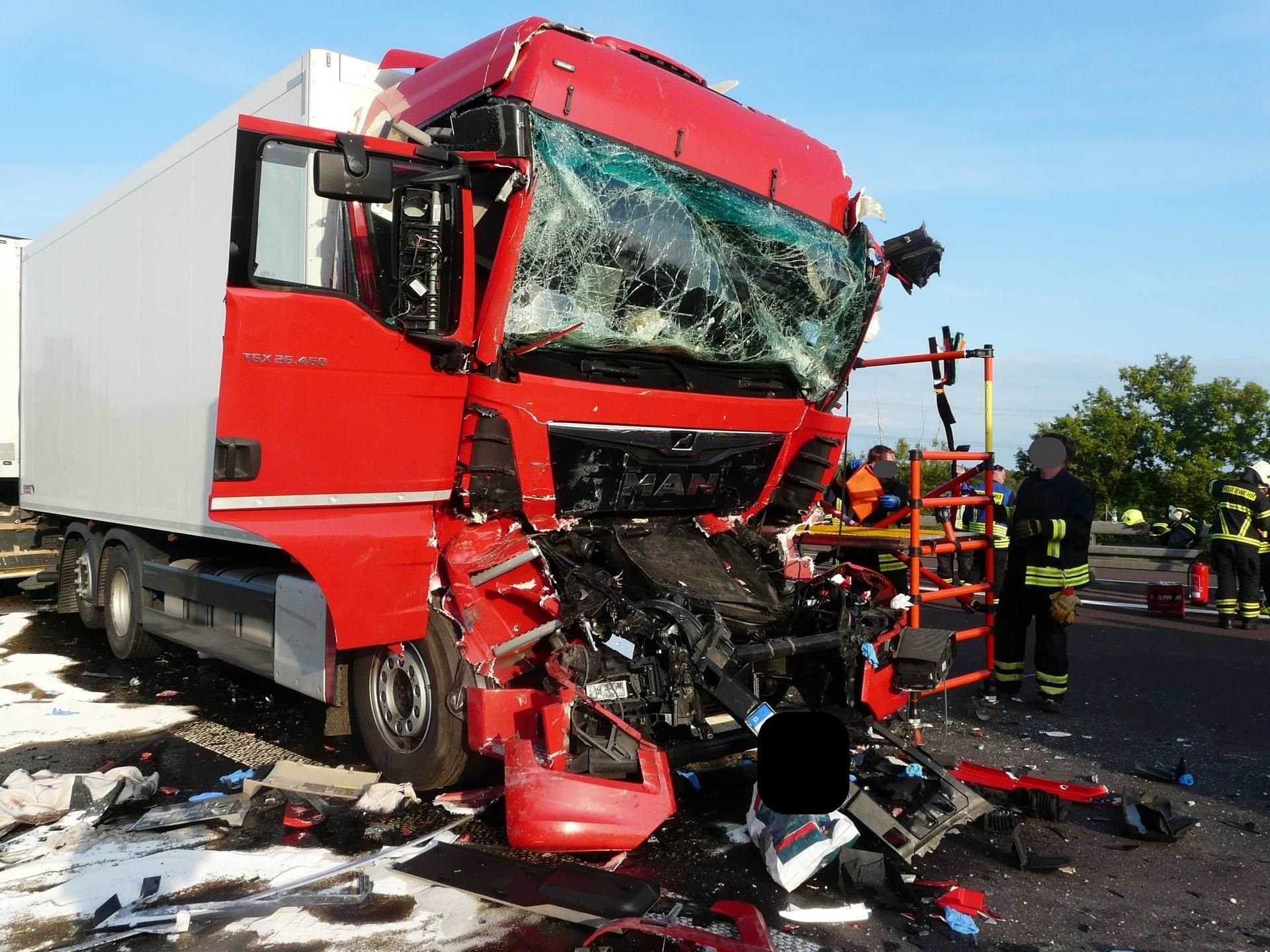 Ein Lkw-Fahrer ist bei einem Unfall auf der A2 schwer verletzt worden.