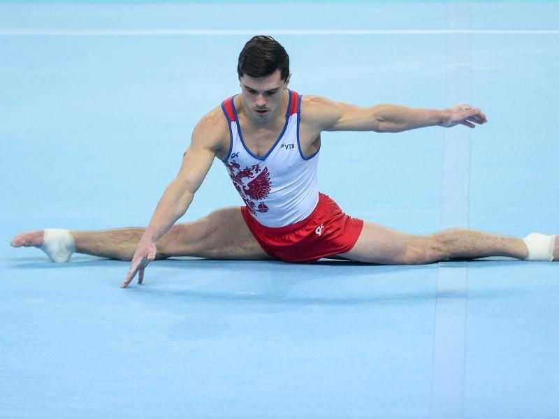 Weltmeister Artur Dalalojan macht einen Spagat und sichert sich die Goldmedaille am Boden. Foto: M. Slodkowski/SOPA Images via ZUMA Wire