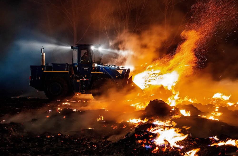 Als es Anfang März in Schkopau zu einem Strohbrand kam, half auch die THW-Ortsgruppe Merseburg mit ihrer Technik beim Löschen.