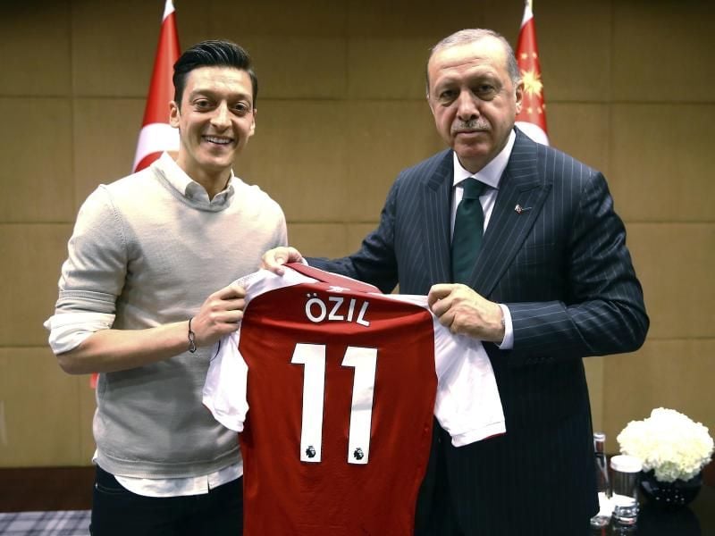 Kurz vor der WM posierte Mesut Özil gemeinsam mit Staatspräsident Recep Tayyip Erdogan. Foto: dpa