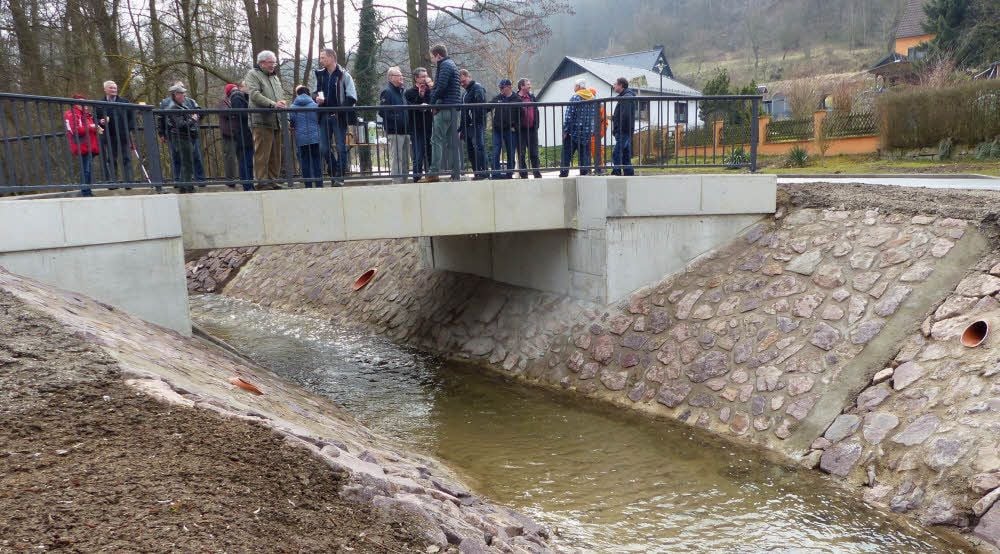 Zahlreiche Tröbsdorfer sind zur Einweihung der neuen Brücke über den Biberbach am Ortsausgang Richtung Thalwinkel gekommen.