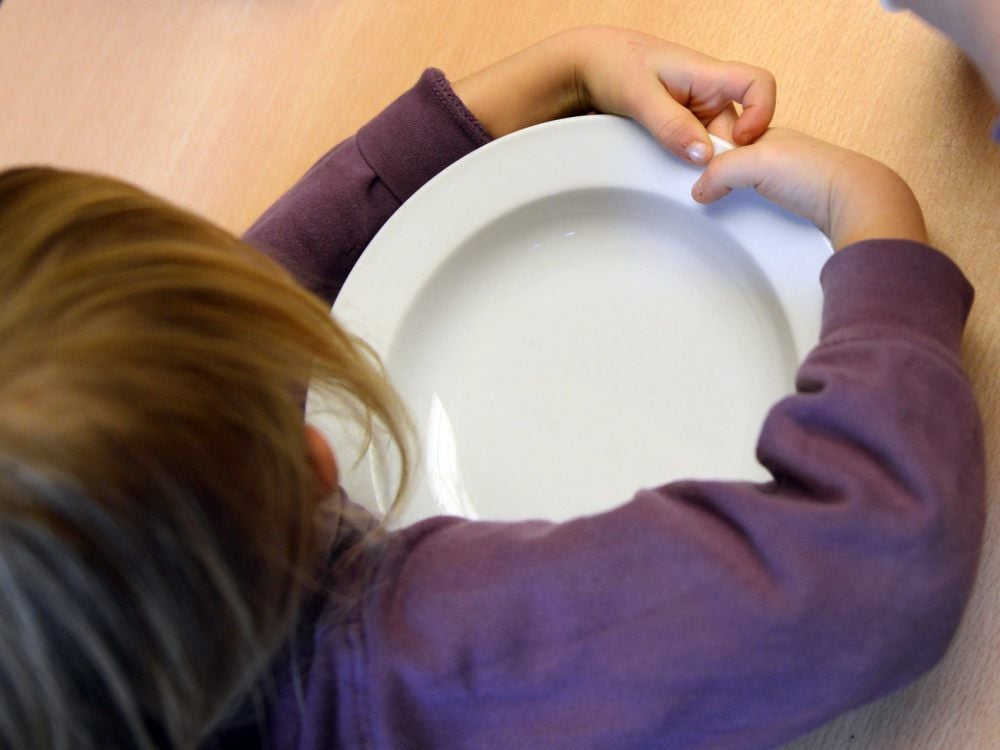 Kein Kind soll vor einem leeren Teller sitzen: Daher hat die Stadtverwaltung Köthen auch für die Kindertagesstätte „Erlebnisbaum“ eine Regelung gefunden, die es allen Eltern ermöglicht, ihr Kind am Mittagessen teilnehmen zu lassen.