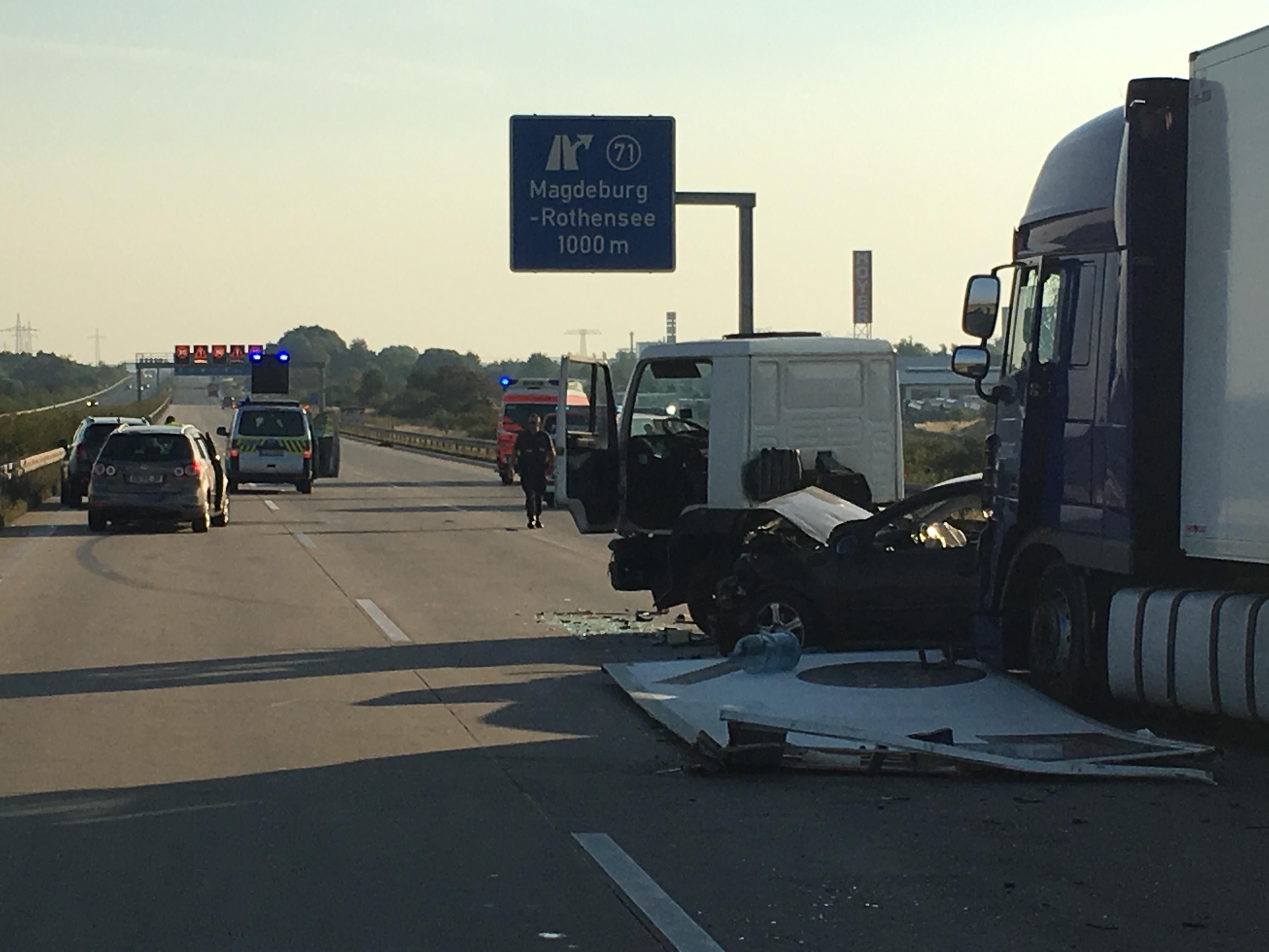 Die Polizei sichert auf der Autobahn 2 bei Magdeburg-Rothensee die Unfallstelle.