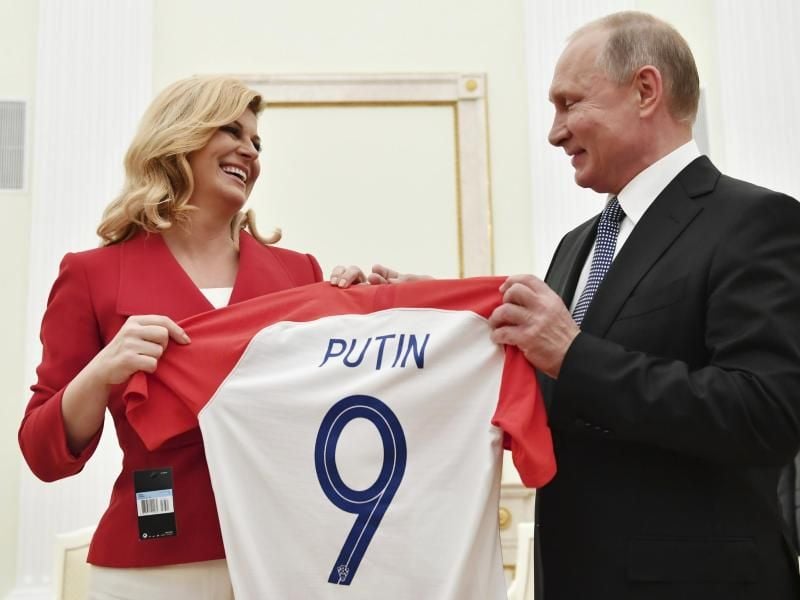 Kolinda Grabar-Kitarovic überreichte Wladimir Putin ein kroatisches Trikot mit seinem Namen. Foto: Yuri Kadobnov