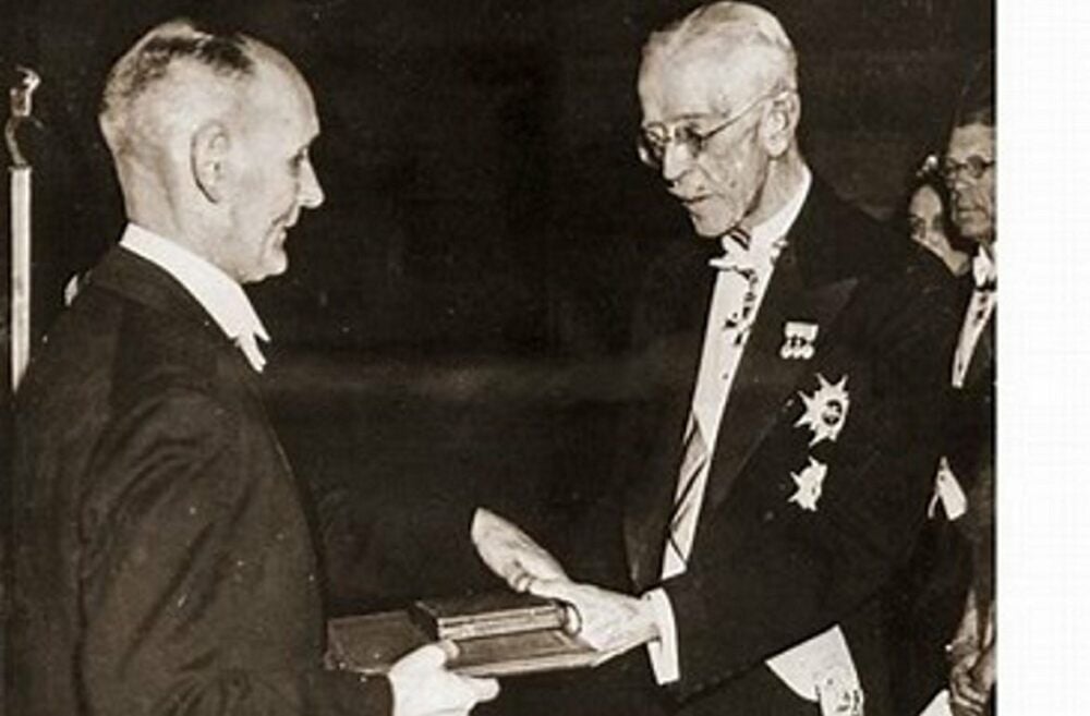 Der Forscher Gerhard Domagk erhält den Nobelpreis, aus den Händen des schwedischen Königs.