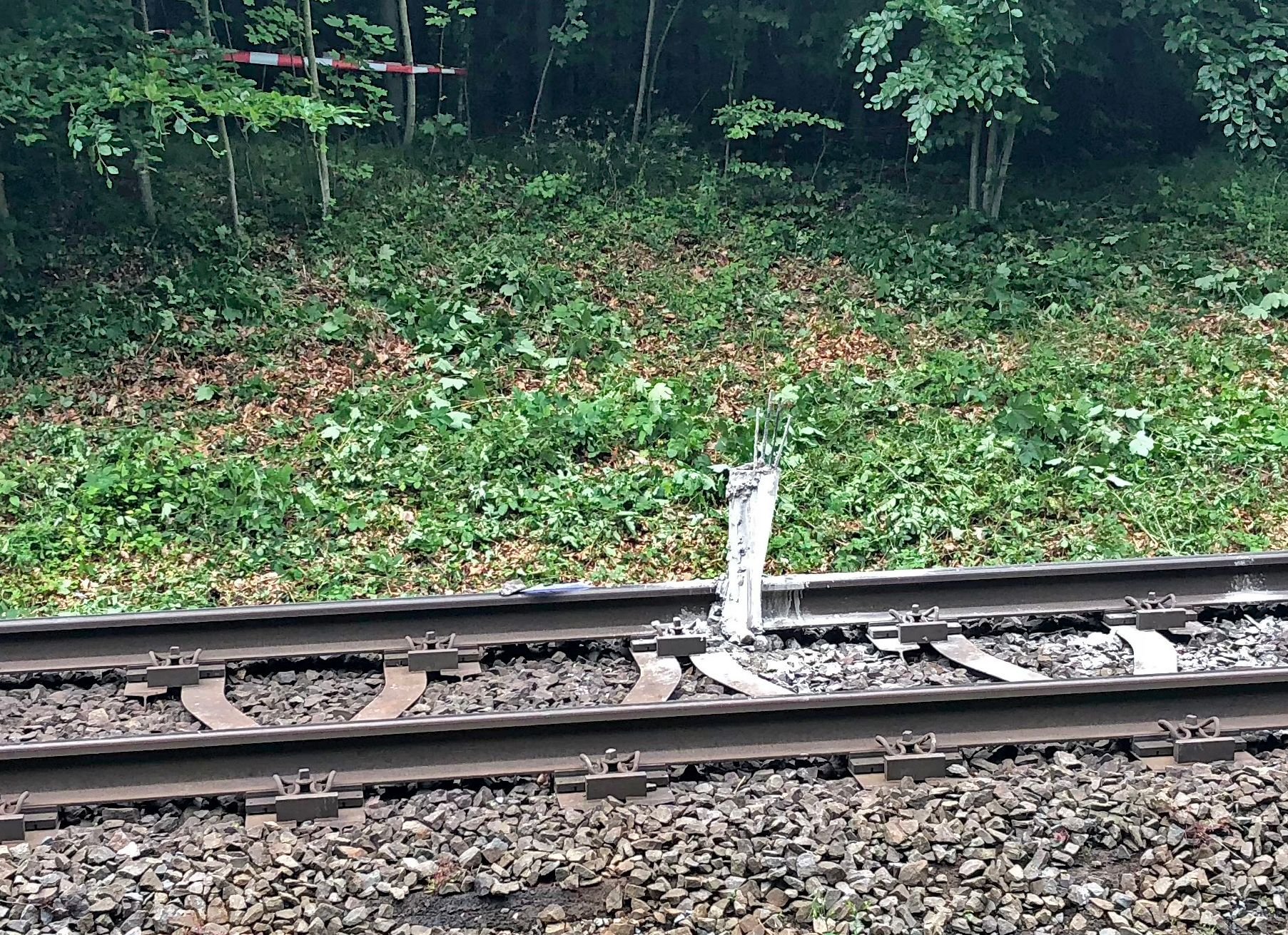 Betonteil auf den Gleisen