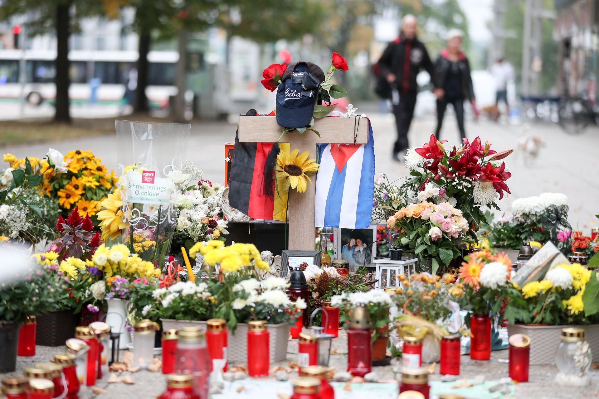 Die deutsche und die kubanische Flagge, zahlreiche Blumen und Kerzen wurden an der Stelle niedergelegt an der ein junger Mann erstochen wurde.