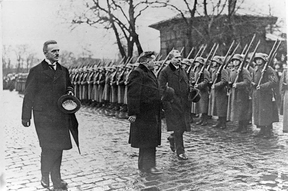 Dessaus Oberbürgermeister Fritz Hesse (l.) empfängt 1922 Reichspräsident Friedrich Ebert (Mitte) und Ministerpräsident Heinrich Deist (r.).