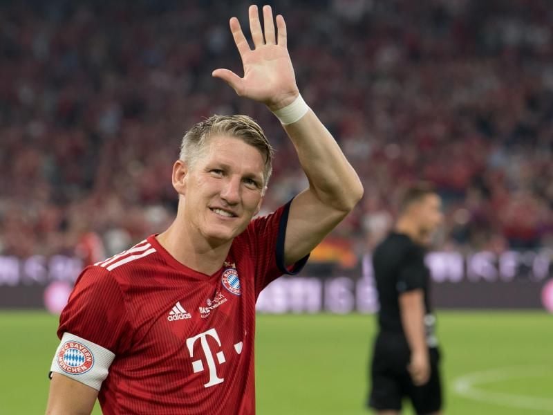 Bastian Schweinsteiger wird bei seinem Abschiedsspiel in München von den Fans gefeiert. Foto: Sven Hoppe