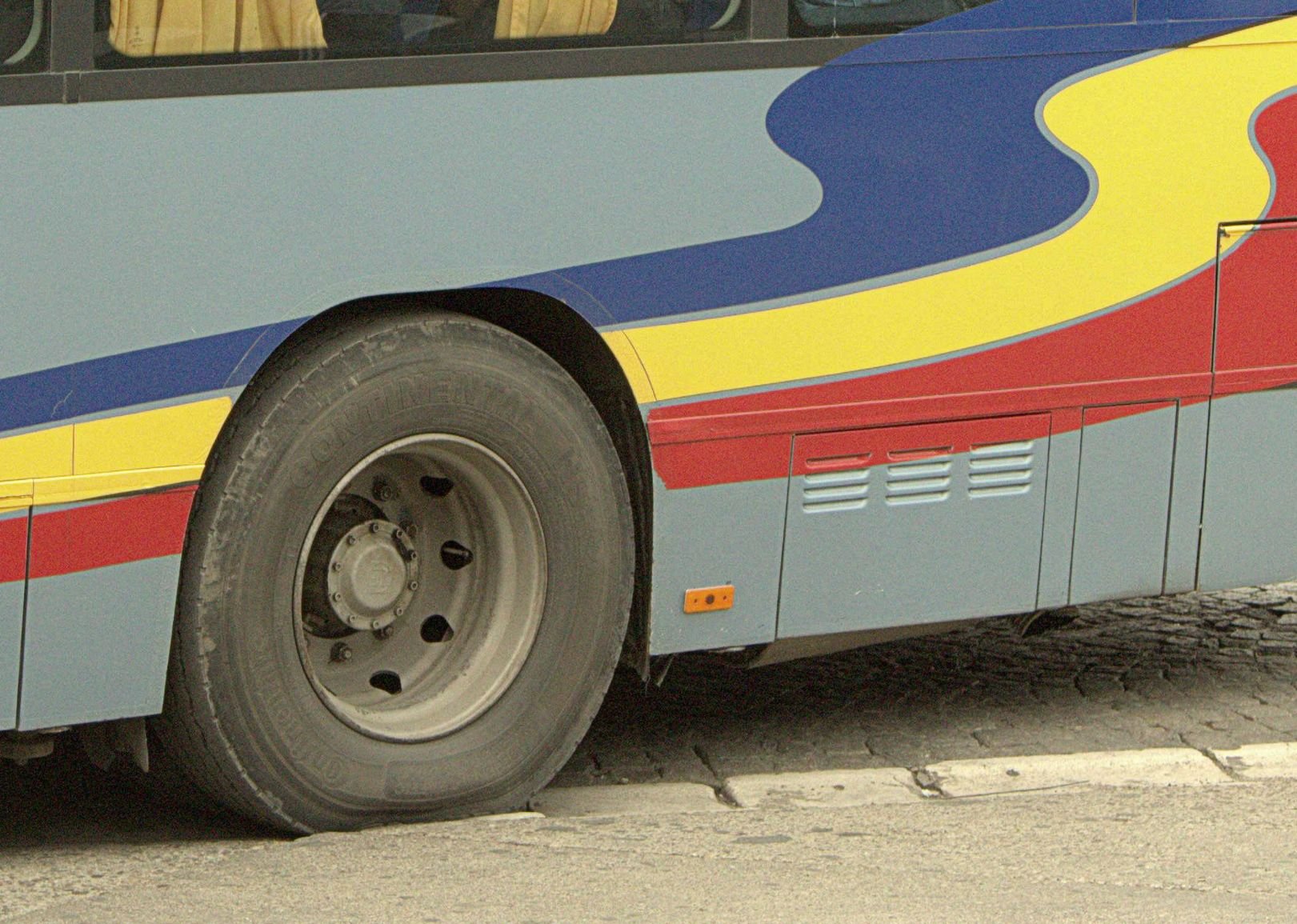 Ein junger Iraker hing 400 Kilometer an der Hinterachse eines Busses um in die EU zu gelangen. (Symbolbild)