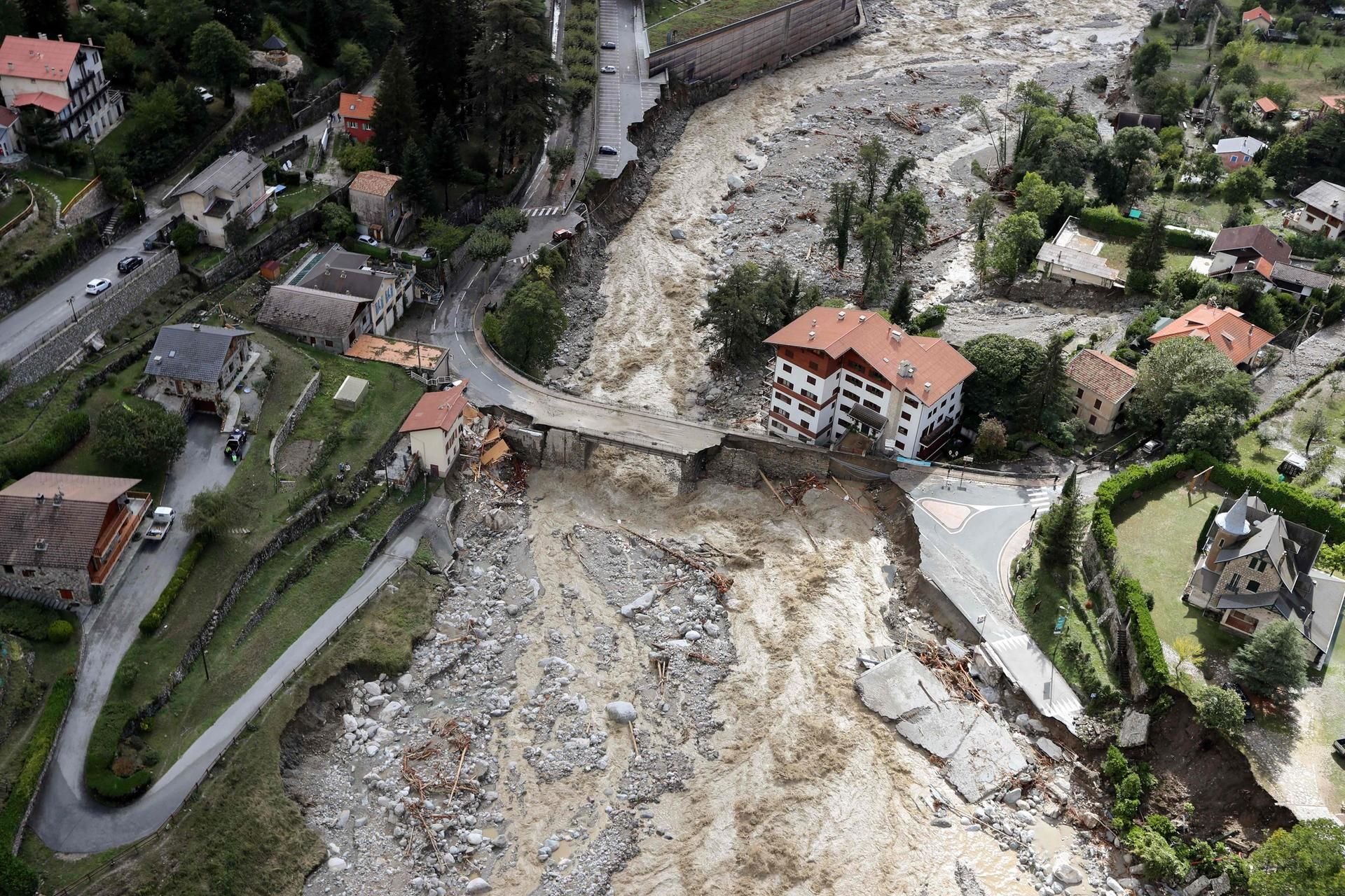 Frankreich, Saint-Martin-Vesubie: Diese Luftaufnahme zeigt die Schäden, die von schweren Regenfällen und Überschwemmungen verursacht wurden.