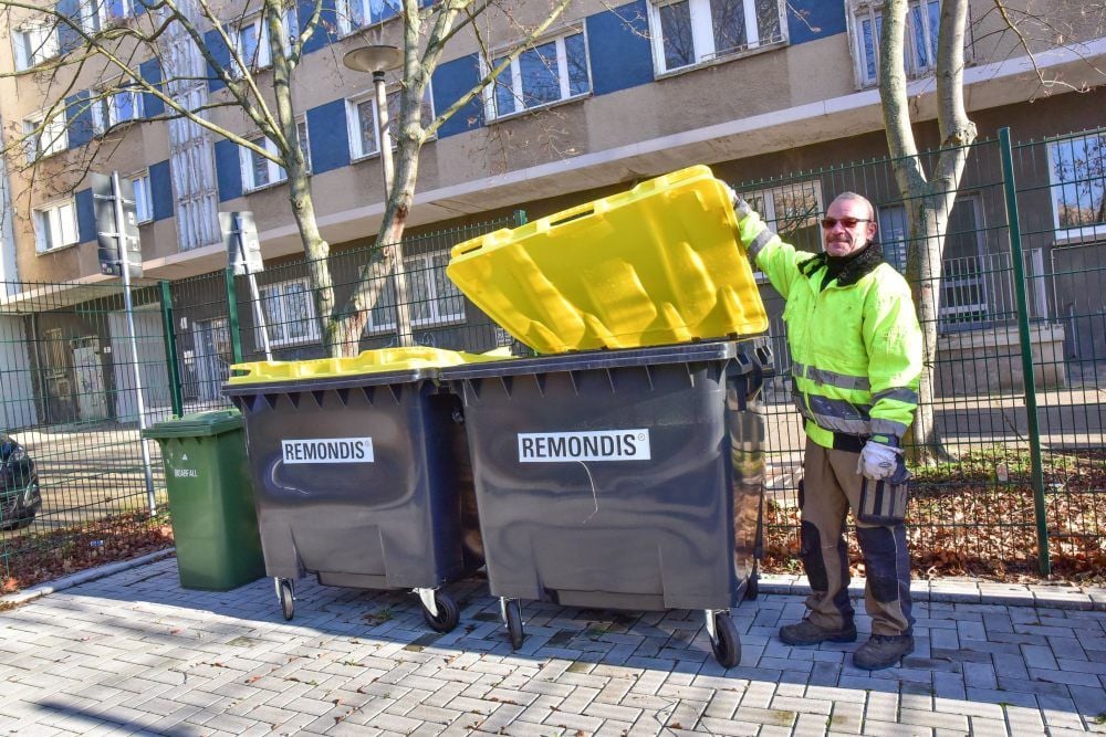 Torsten Peters platzierte die Tonnen im Auftrag der DWG auf dem Müllstellplatz des Wohnquartiers.
