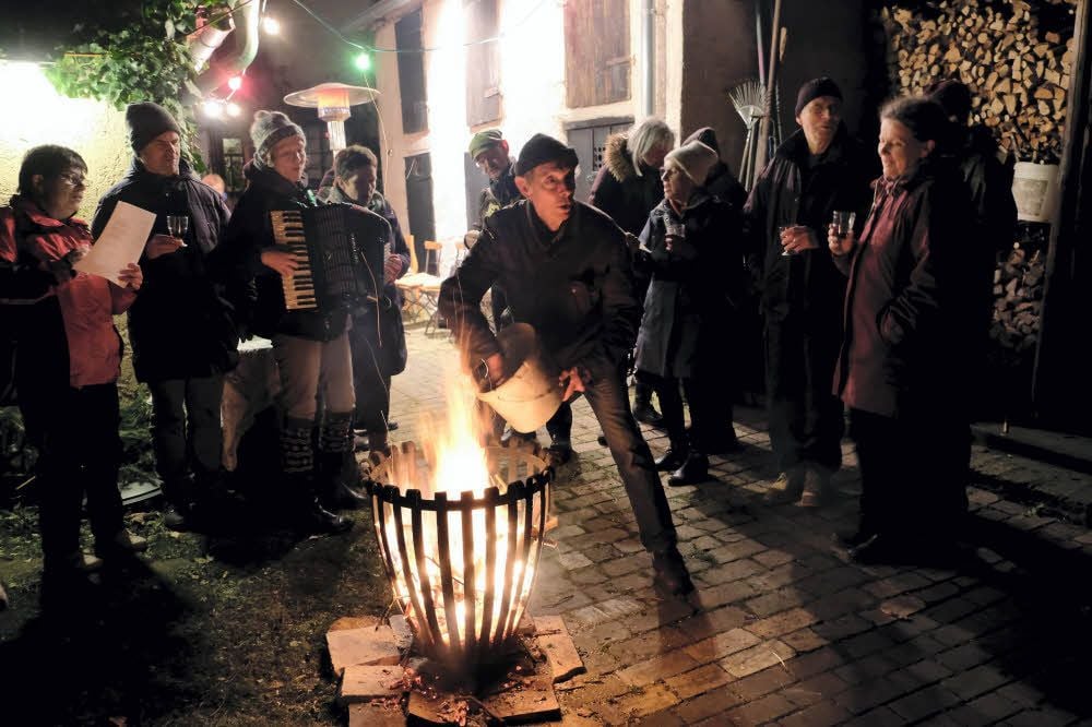 Akkordeonklänge am Feuer im Hof von Wolfgang und Kerstin Blenke, die seit Jahren beim Kalender mitmachen.