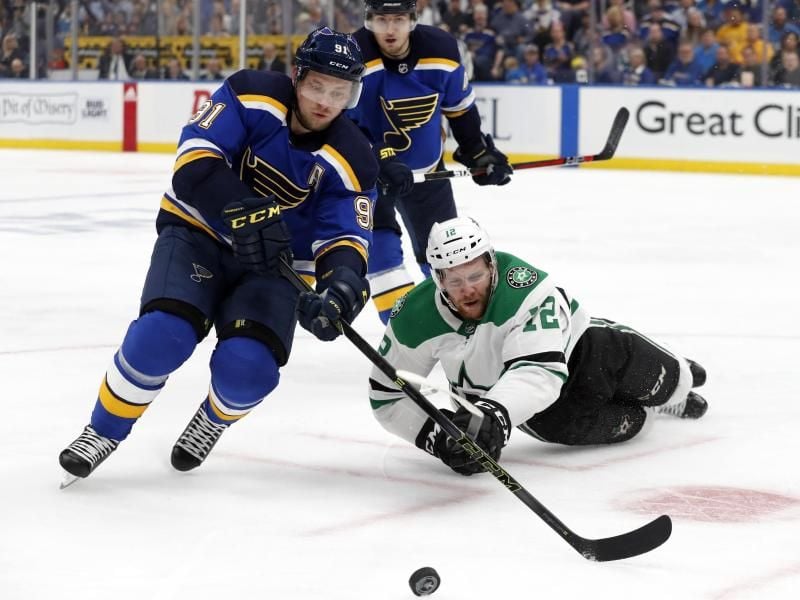 Vladimir Tarasenko (l) von den St. Louis Blues in Aktion gegen Radek Faksa von den Dallas Stars. Foto: Jeff Roberson/AP