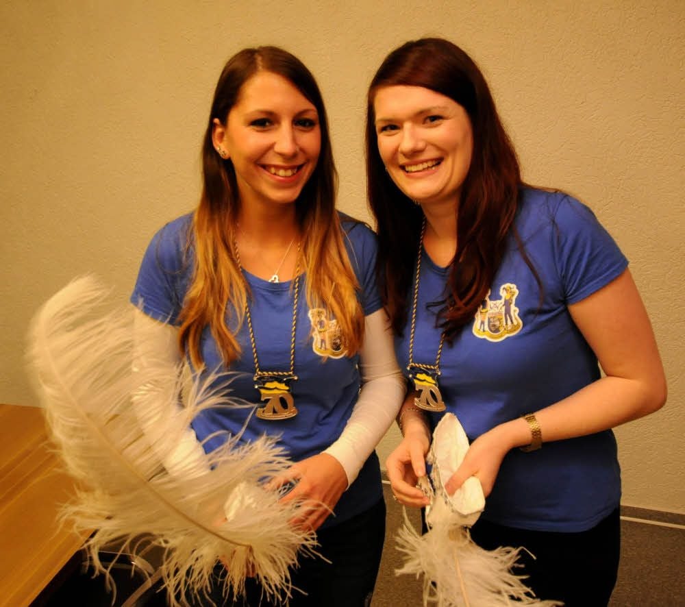 Daniela Huth (l.) und Theresia Swade, die selbst zur Garde des Nebraer Carnevalsvereins gehören, posieren mit ihren „Schiffchen“ genannten Käppis mit Federaufsatz.