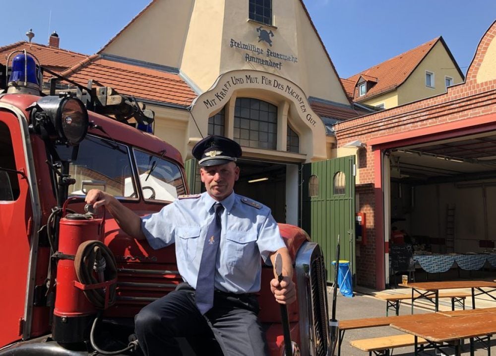 Thomas Sperling ist Wehrleiter in Ammendorf. Den alten „S 4 000“ gab es bereits, als er mit sieben Jahren zur Feuerwehr kam.