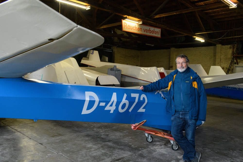 Heinrich Cordes, Schatzmeister des Vereins Haus der Luftsportjugend, in der Flugzeughalle. Hier flossen ebenfalls Fördermittel hinein.