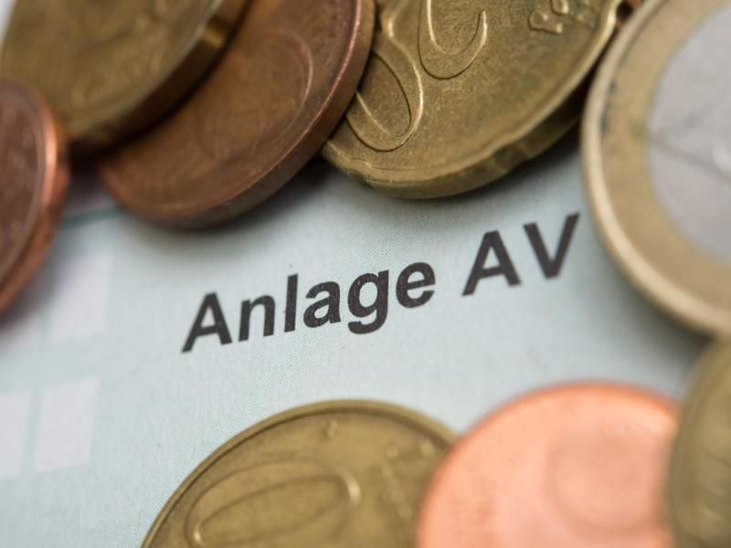 Auch Ausgaben für die Altersvorsorge mindern die Steuerlast. Dafür müssen Steuerzahler die Anlage AV ausfüllen. Foto: Andrea Warnecke/dpa-tmn