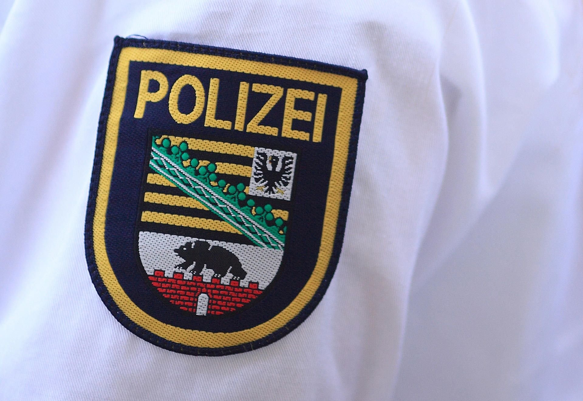 Das Wappen Sachsen-Anhalts an der Uniform eines Polizisten