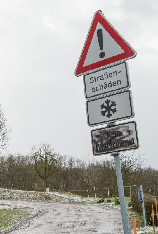 Da kommt alles zusammen: Straßenschäden, winterliche Verhältnisse und kein Winterdienst. In Rehehausen hat die Verbandsgemeinde An der Finne das Schild an der Panzerstraße in Richtung Thüringen aufgestellt.