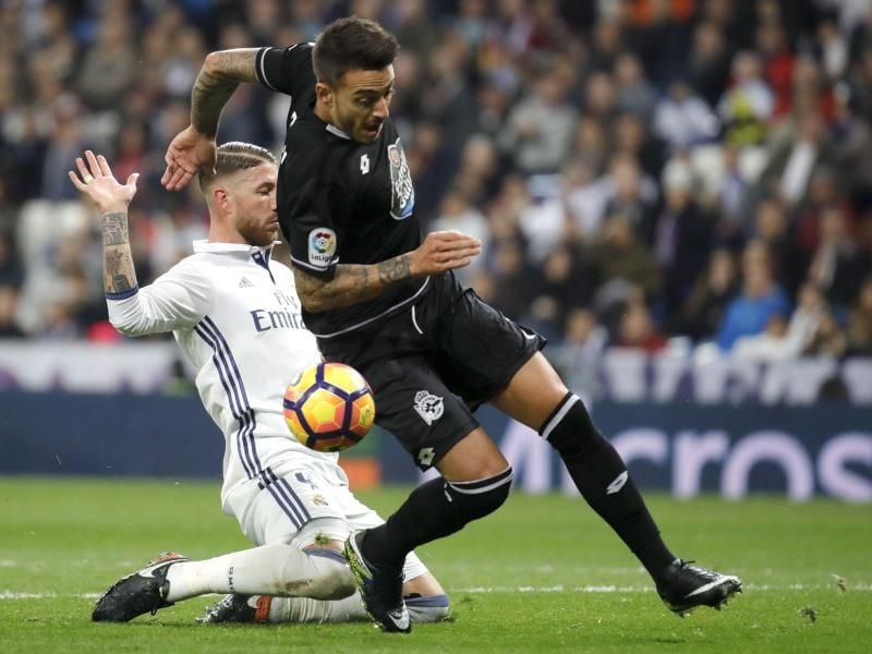 Real Madrids Kapitän Sergio Ramos (l) im Einsatz gegen Joselu von Deportivo La Coruna. Foto: Juanjo Martin