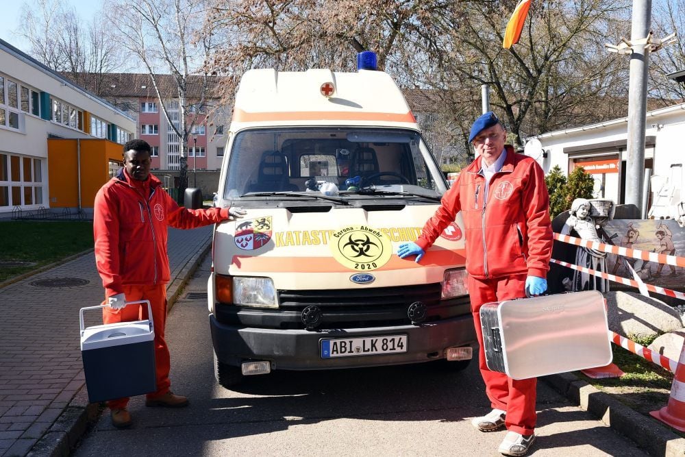Auch Thierno gehört zum Team von Raymond Schulz, das für Bürger da ist, die Hilfe brauchen.