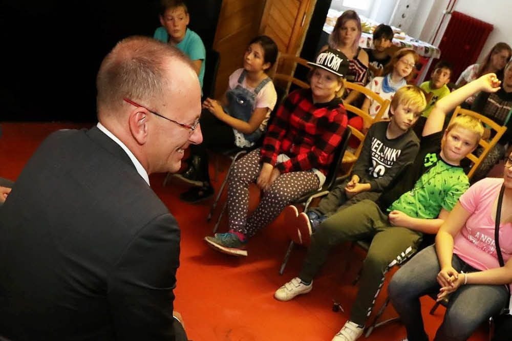 Sven Strauß nahm sich Zeit für die Fragen der Kinder und Jugendlichen.