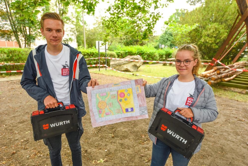 Jordan Eck und Pauline Süß haben einen Plan für den Grillplatz.