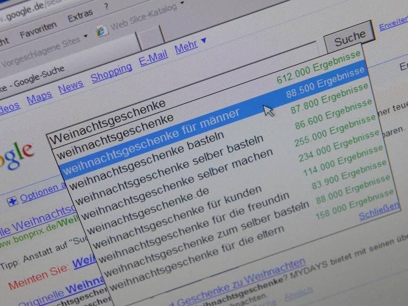 Google-Abfrage mit dem Suchbegriff „Weihnachtsgeschenke”. Der erstbeste Treffer, den die Suchmaschine ausspuckt, ist nicht immer der relevanteste. Foto: Jan-Peter Kasper/Archiv