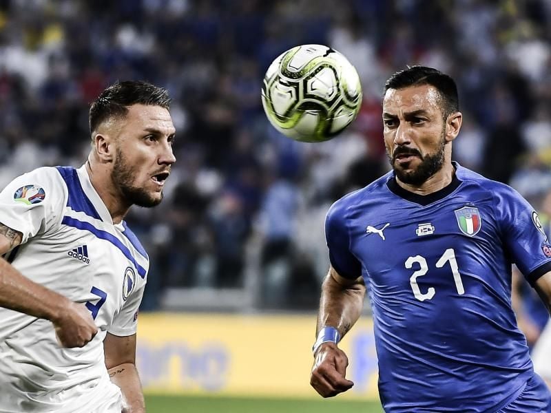 Ermin Bicakcic (l) von Bosnien-Herzegowina und der Italiener Fabio Quagliarella in Aktion. Foto: Marco Alpozzi/Lapresse.Lapresse/Lapresse via ZUMA Press