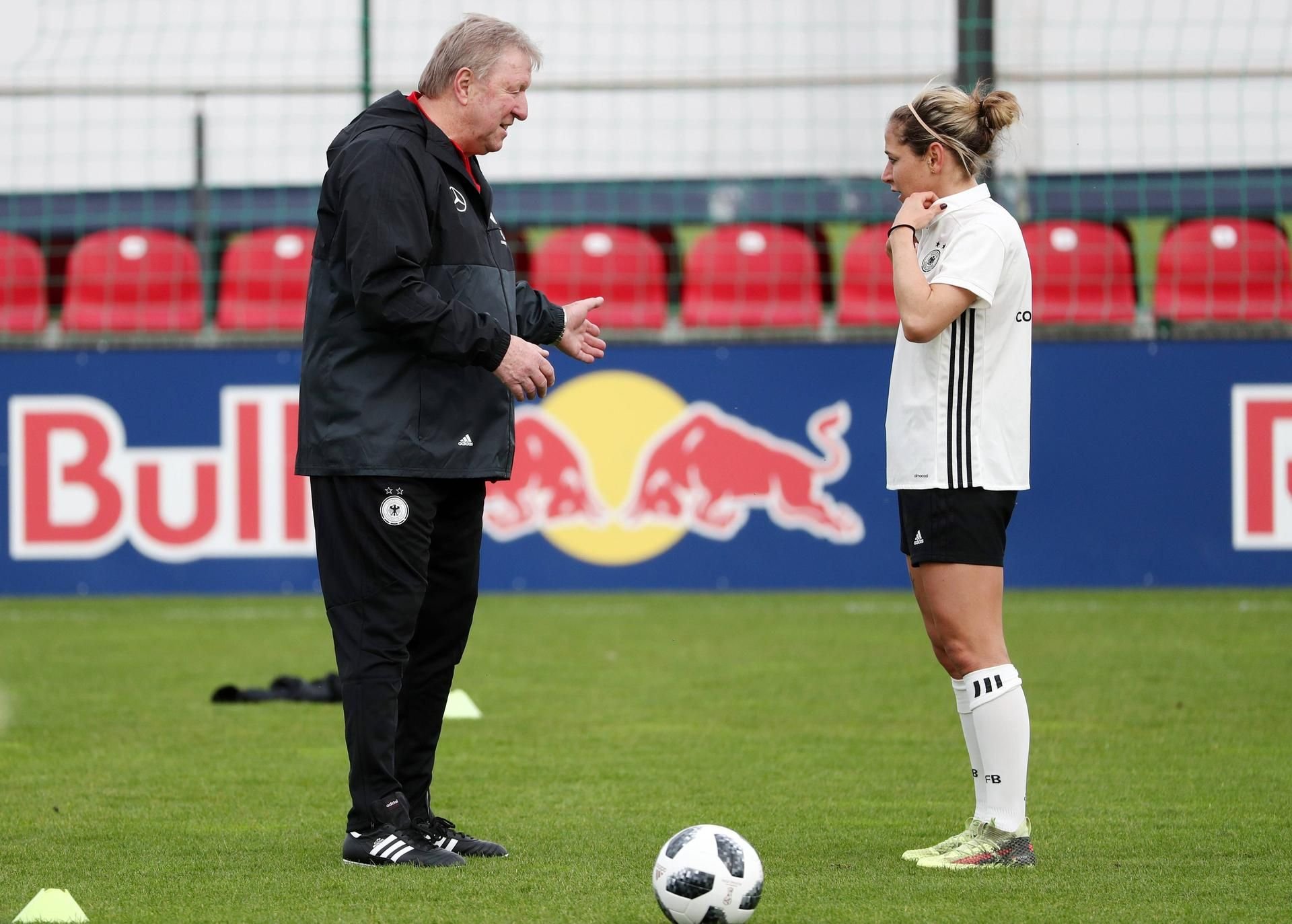 Red Bull statt Halle: Die DFB-Frauen bereiten sich in Leipzig auf ihr Länderspiel gegen Tschechien im Erdgas Sportpark vor.
