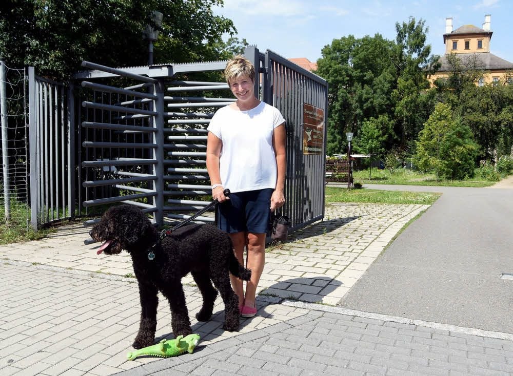 Keine Chance für Kathrin Tuchscherer und ihren Goldendoodle Cooper: Im Schlosspark Moritzburg Zeitz gilt Hundeverbot.