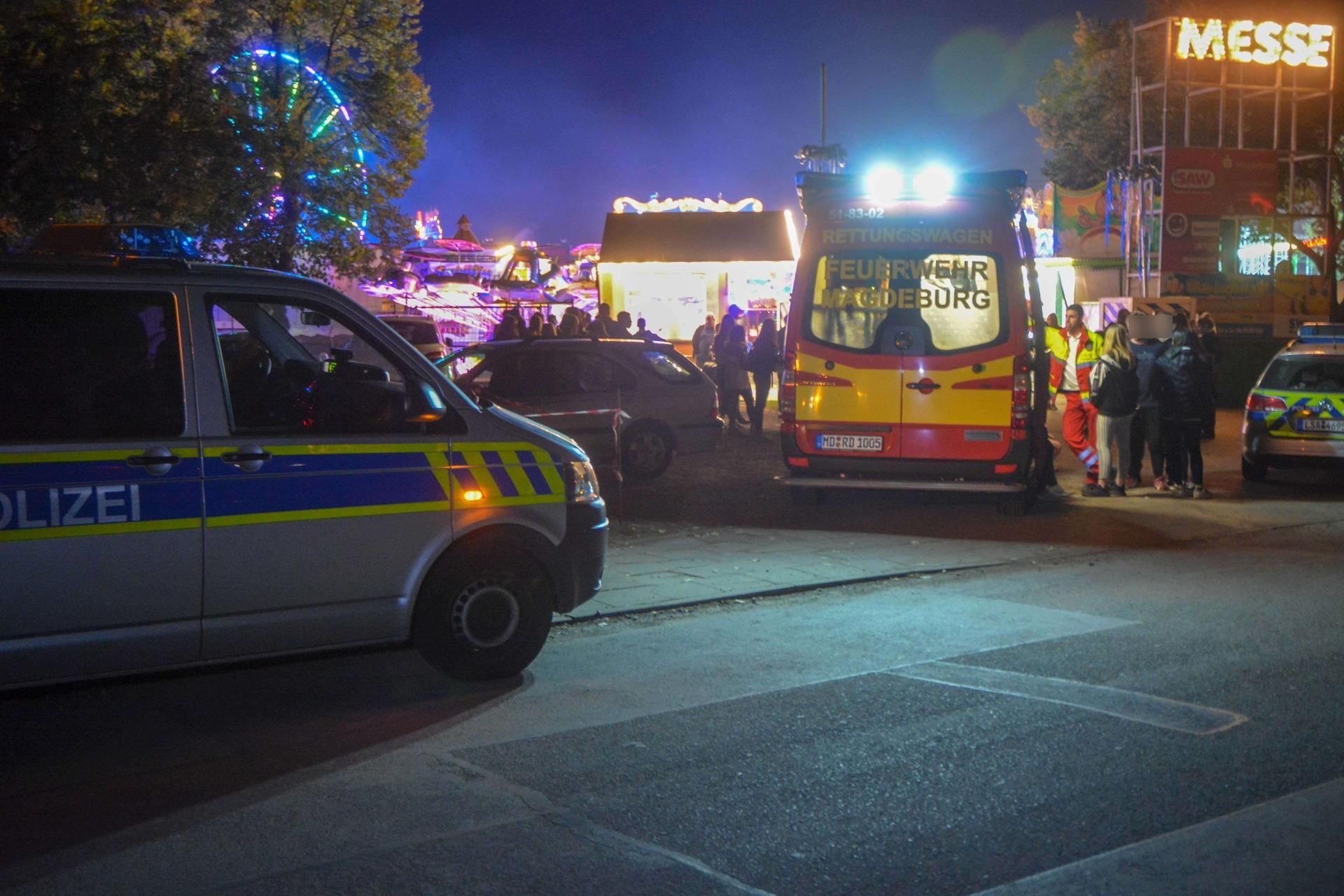 Polizei und Rettungskräfte auf dem Gelände der Herbstmesse auf der Stadtteilinsel Werder in Magdeburg. Hier ist es am Montagabend zu einer Auseinandersetzung gekommen.