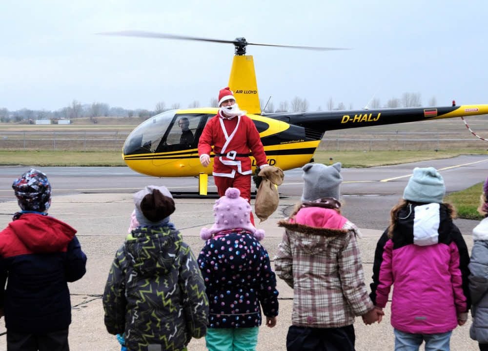 Der Weihnachtsmann landete in Oppin und brachte den Kindern aus Plößnitz Süßigkeiten mit.
