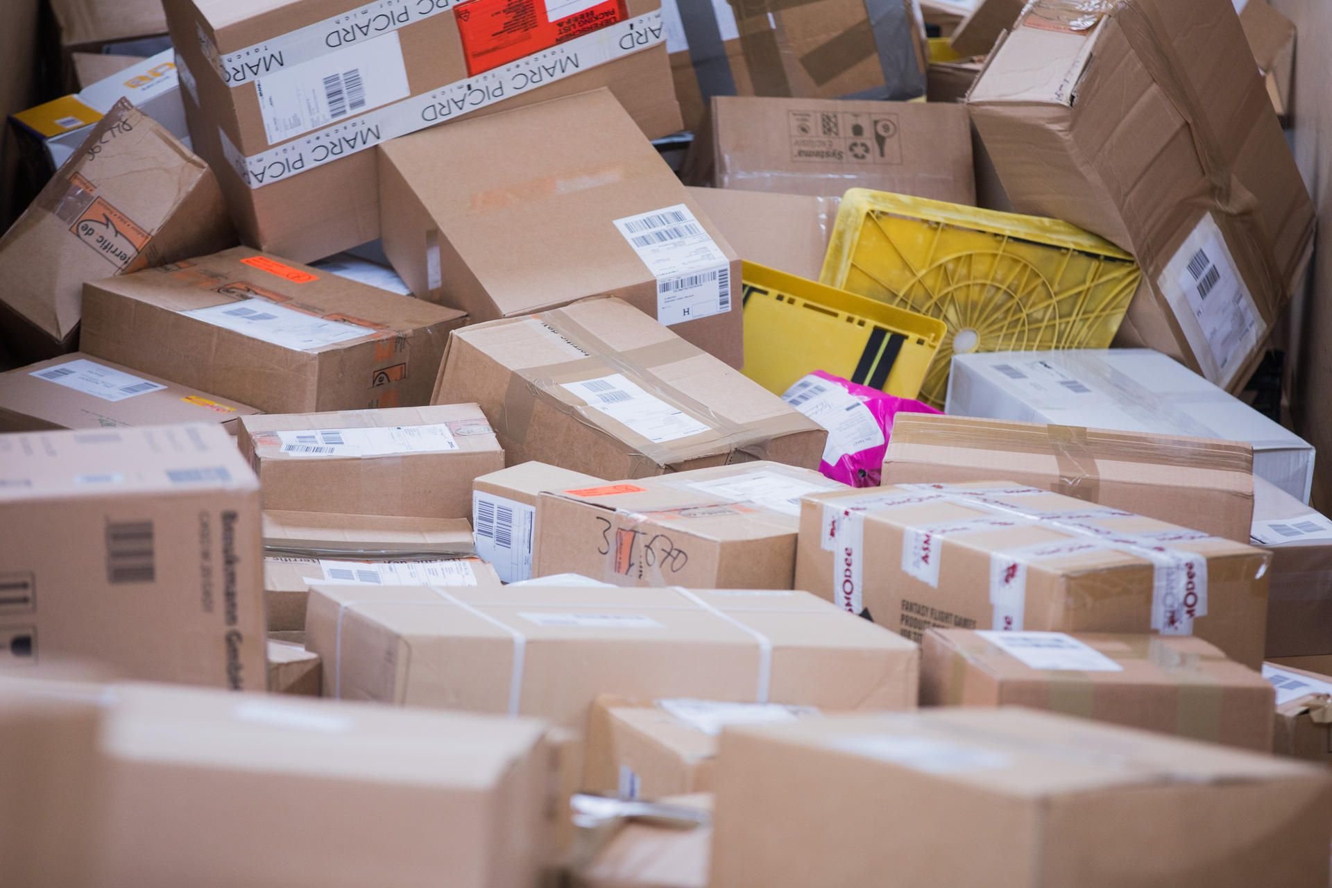 Pakete in einem Paketlager.