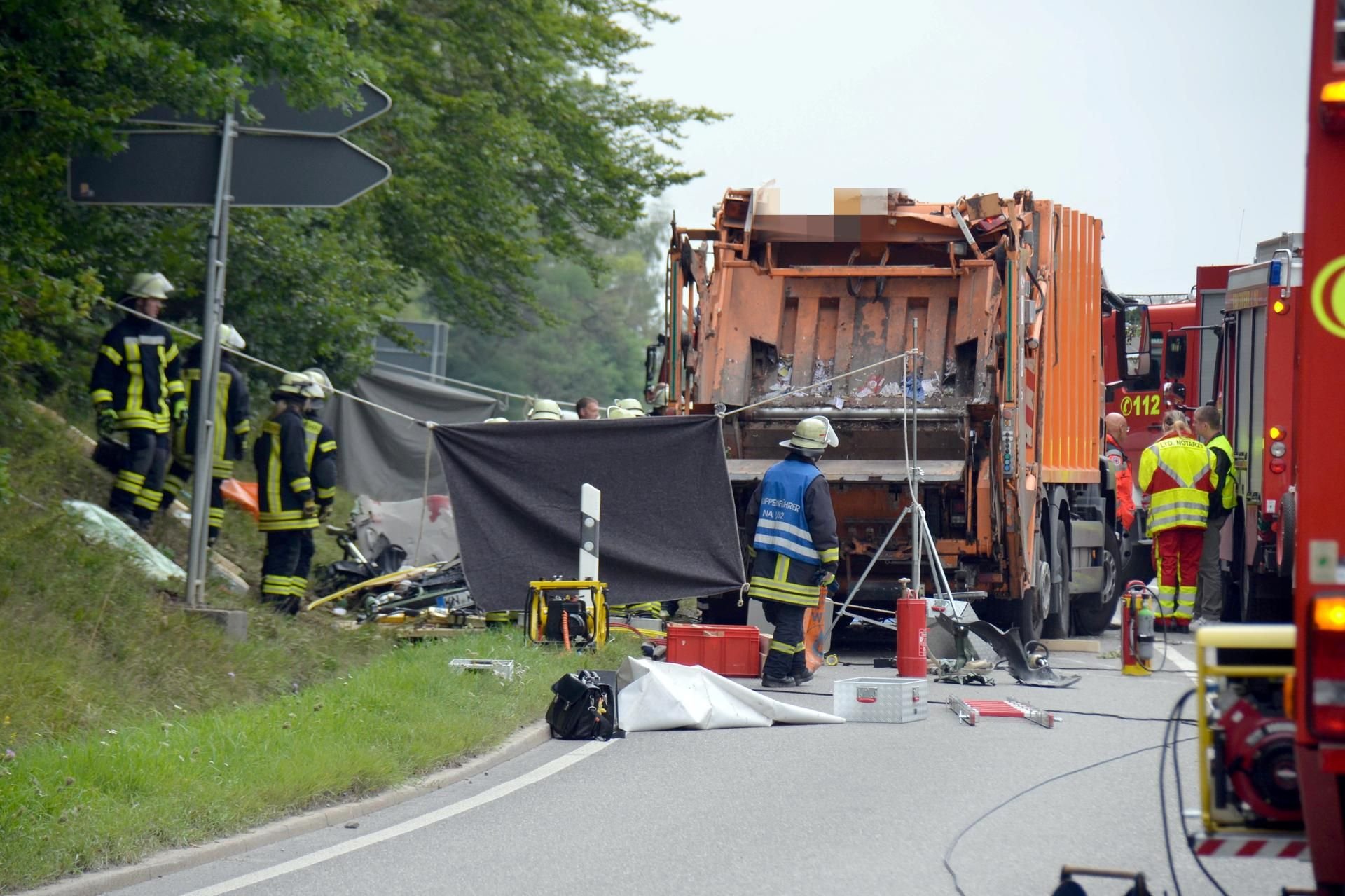 In Nagold in Baden-Württemberg ist ein Müllwagen auf einen Pkw gekippt.