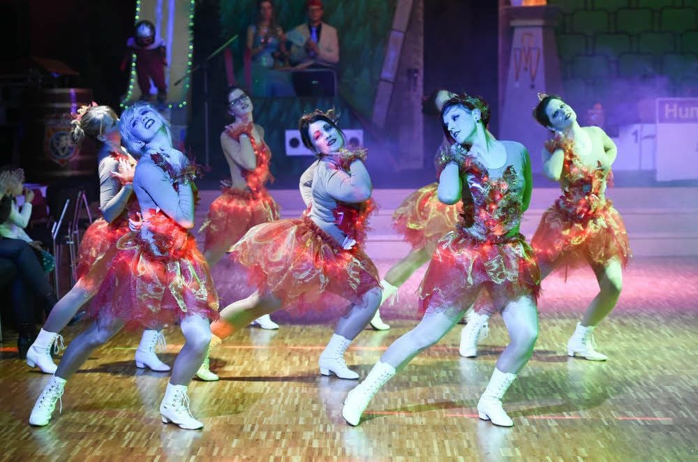 Der Großjenaer Karnevalsverein feiert sportlich: Das Prinzenballett widmet seinen Tanz dem olympischen Feuer.