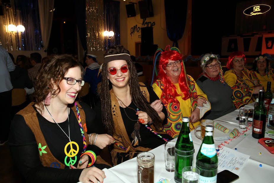 Das Publikum beim Karneval in Könnern war gut drauf und zeigte sich in Feierlaune.