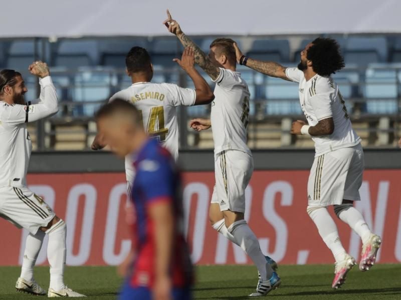 Toni Kroos (2.v.r) brachte Real beim Sieg gegen Eibar in Führung. Foto: Bernat Armangue/AP/dpa