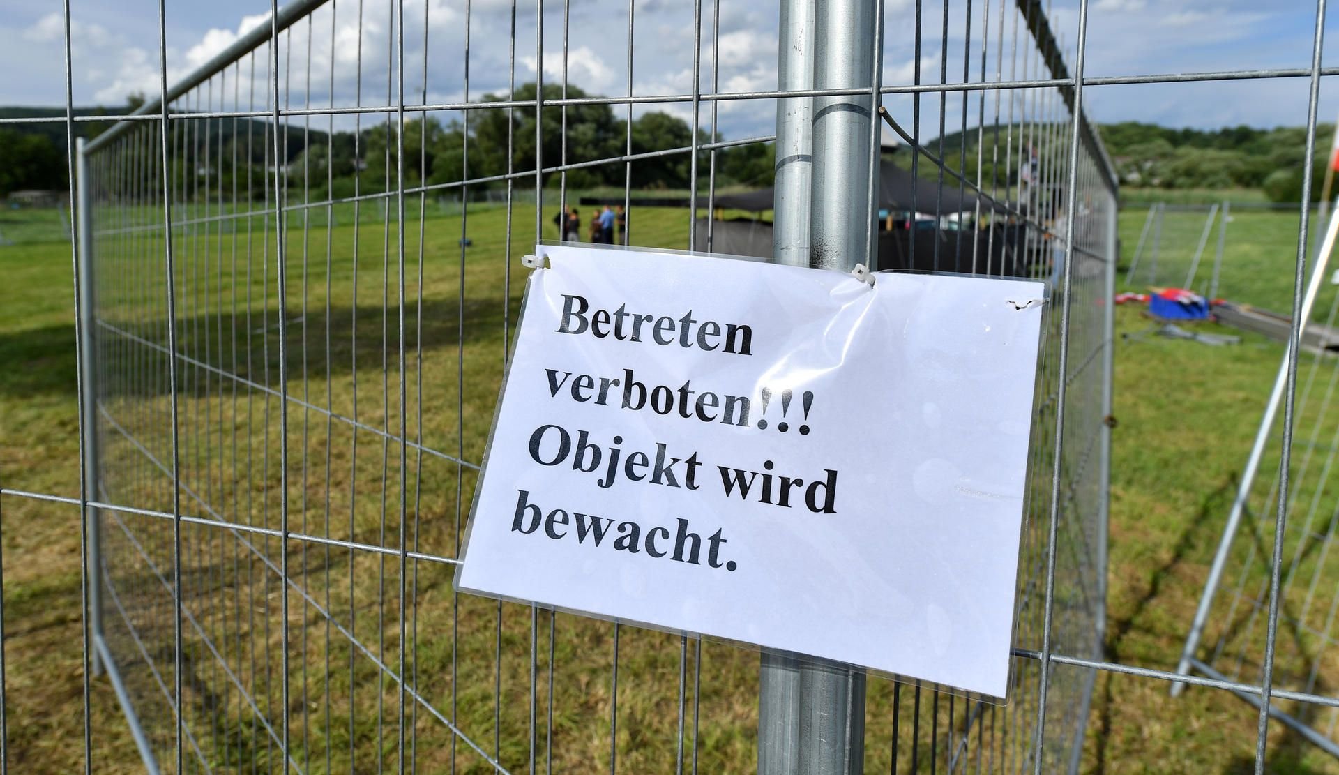 Ein Zettel mit der Aufschrift «Betreten verboten!!! Objekt wird bewacht.» hängt am 11.07.2017 in Themar (Thüringen) am geplanten Veranstaltungsgelände für ein Rechtsrock-Konzert.