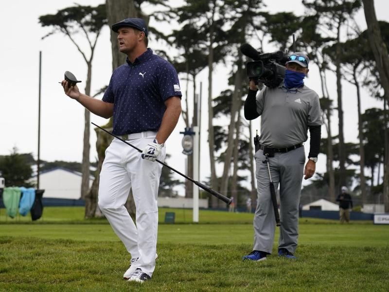 Bryson DeChambeau hält den Kopf seines gebrochenen Driversin der Hand. Foto: Jeff Chiu/AP/dpa