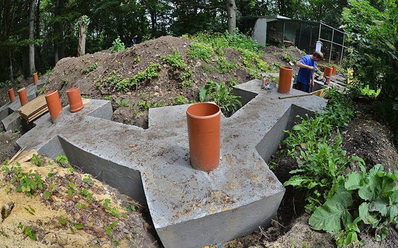 Das Fundament für Kimmy und Kalles neues Gehege ist fast fertig.